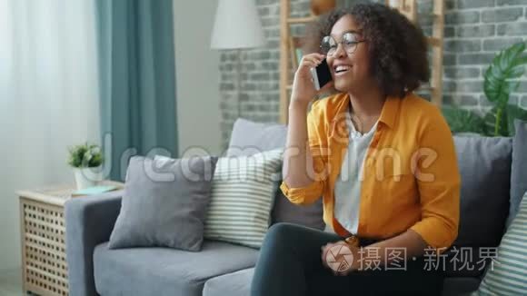 美国黑人妇女在家里用手机笑的慢动作