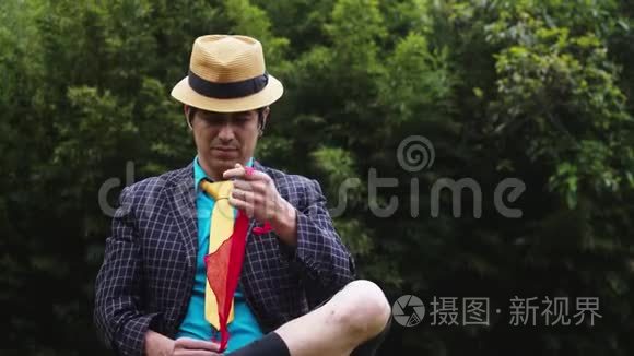 魔术师用手帕表演魔术视频
