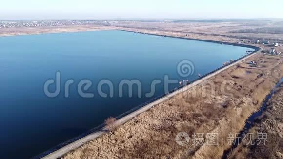 湖水下蓝蒙蒙的天空视频