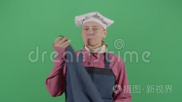 女人厨师清洁他的嘴视频