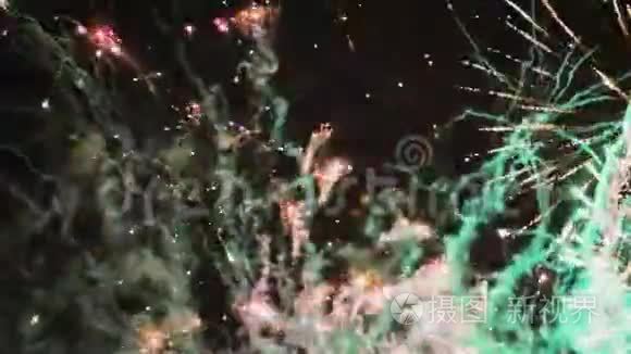 五彩烟花在天空中爆炸