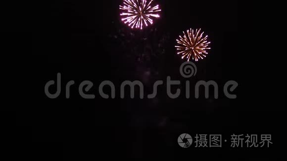 在夜空中闪耀着闪耀的烟花和波克灯。 焰火表演。 新年`除夕烟火庆典