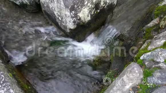 京都路边水道的水流