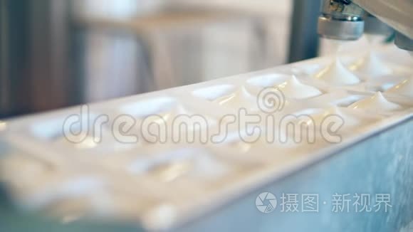 白色的乳白色物质被倒入容器中视频