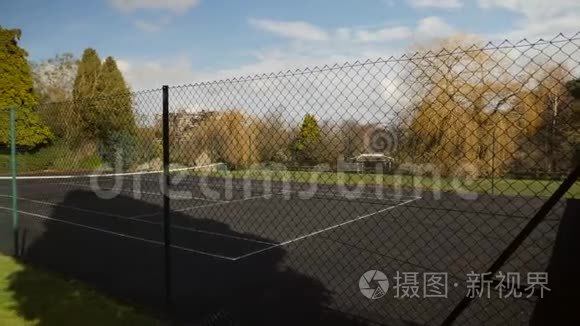 一个空的公共户外网球场视频