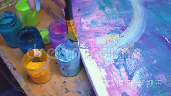 艺术课手丙烯酸涂料刷抽象作品视频
