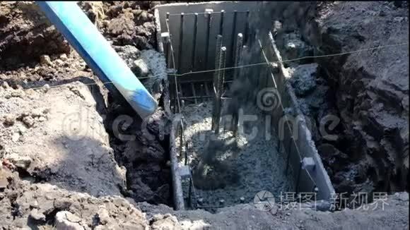 工人班组使用汽车填桩空腔的水泥