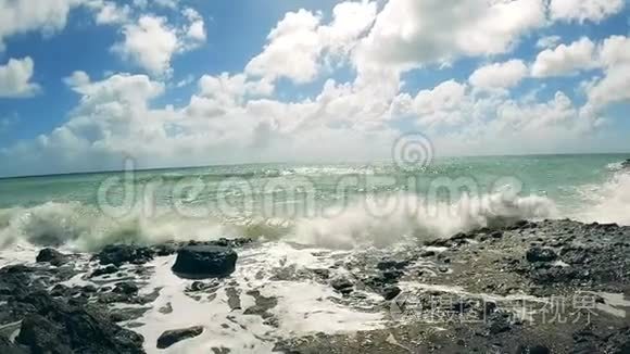 海浪在海岸上的缓慢移动视频