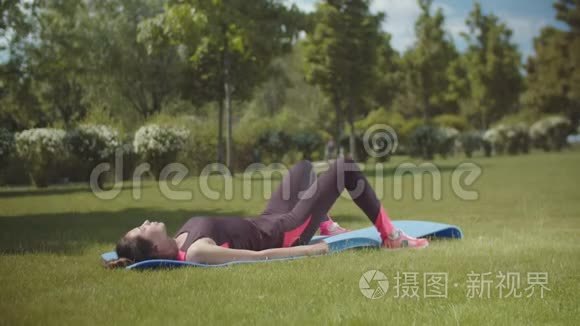 在公园的健身垫上运动视频