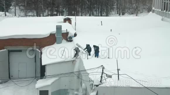 三个人从屋顶上扔雪视频