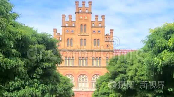 Chernivtsi国立大学宗教神学院的一座美丽的历史建筑，红砖立面，绿树成荫