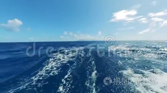 海面上有着泡沫般的波浪和阳光视频