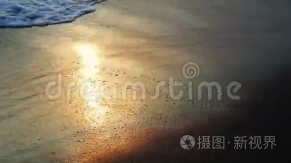 大海上美丽的日落，海浪轻轻拍打着海岸