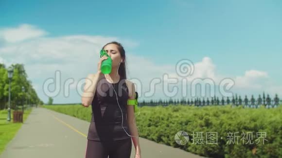 运动时喝能量饮料的女强人视频