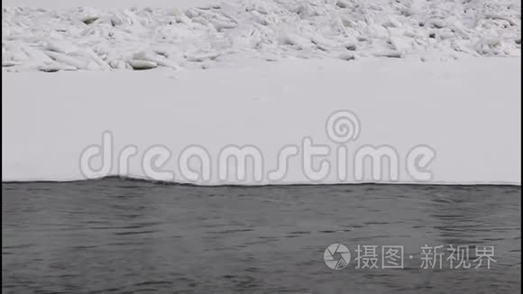 泉涌冰河水流视频