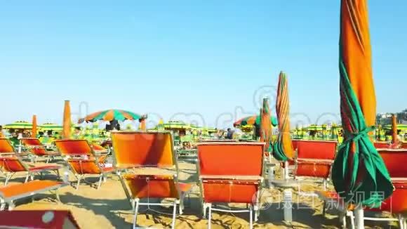 沙滩上的太阳伞和太阳床视频
