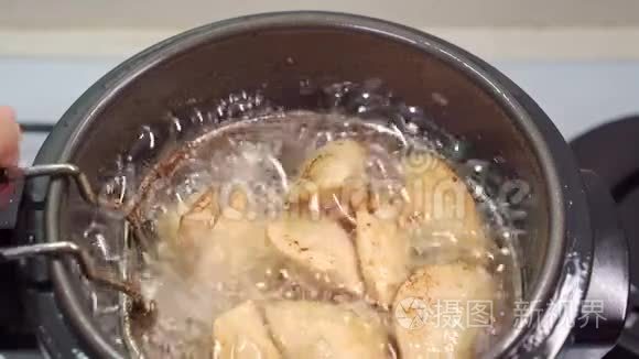 土豆泥和油煎入油炸锅视频