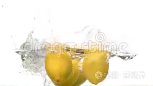 柠檬掉进水里溅起一大滴水花视频