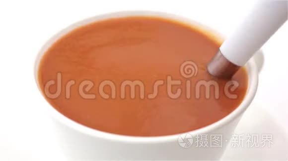 一杯西红柿汤正在搅拌视频