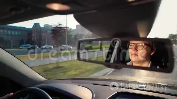 戴眼镜的成年男子正驾驶汽车后视镜