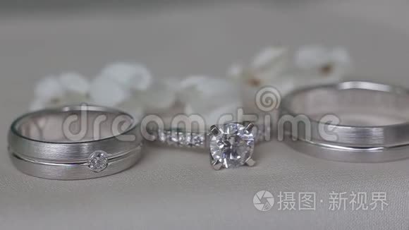 婚礼用漂亮的结婚戒指。 昂贵而优雅的礼物，为妻子提供婚姻。 带环的