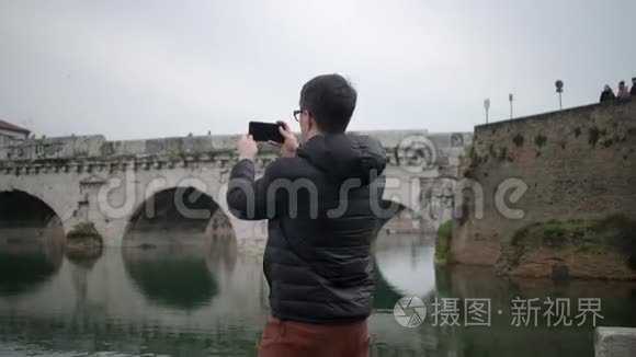 古建筑反映在河流中的人电影视频