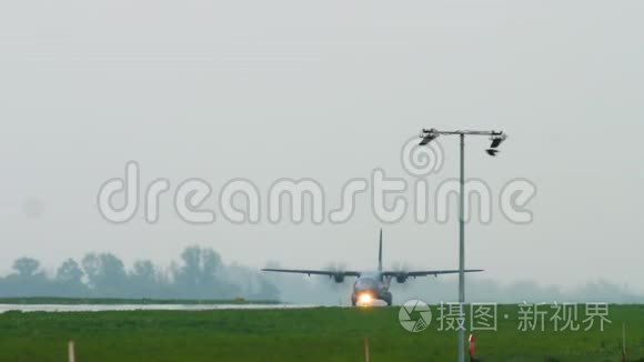 军用运输机在雨天降落视频