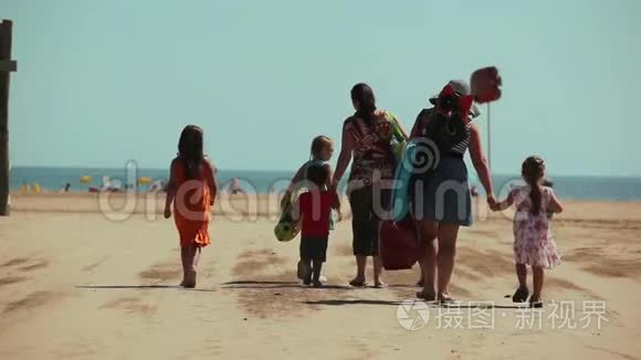 有孩子的大家庭走向大海