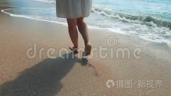 桑迪海岸和一个赤脚的女人走着视频