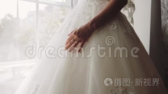 准备新娘穿着婚纱参加婚礼