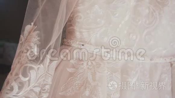 准备新娘穿着婚纱参加婚礼视频