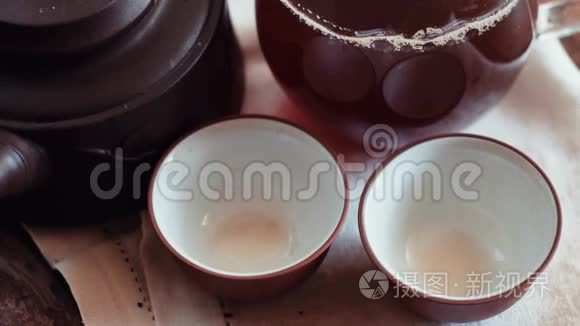 木制背景的中国茶道视频