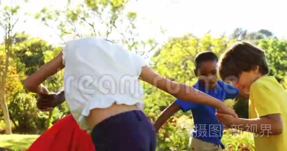 孩子们玩着绕圈子的游戏视频