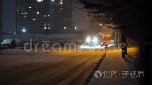 拖拉机在夜城清扫积雪视频