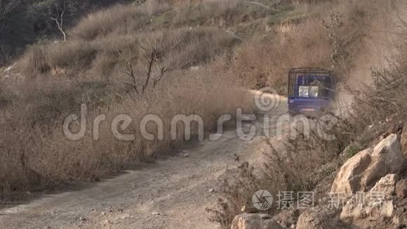 在尘土飞扬的泥土路上驾驶卡车视频