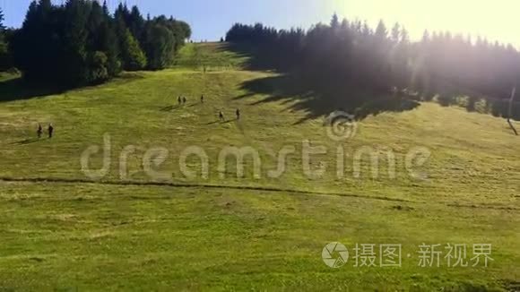 一群人徒步旅行。 徒步旅行者在山上行走。 户外体育游憩活动..