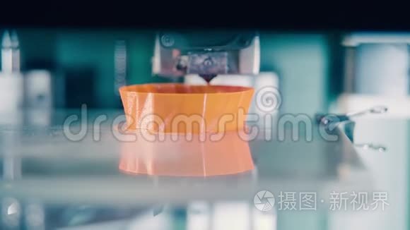 花瓶的喉咙是用3D打印机制成的