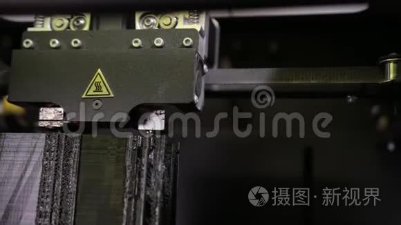 3D技术关闭了打印机头打印塑料零件产品。