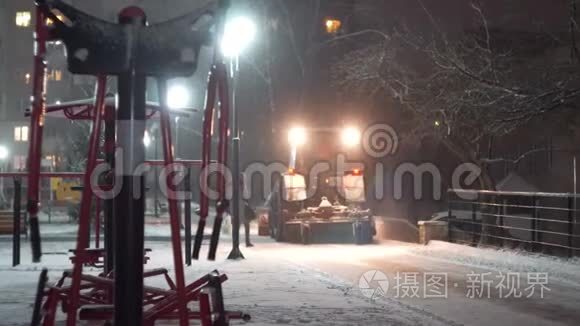 拖拉机在夜城清扫积雪视频