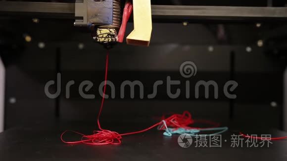 3D技术，打印机打印部分从塑料电缆线关闭。