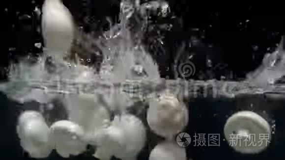 蘑菇掉进水里溅起水花视频