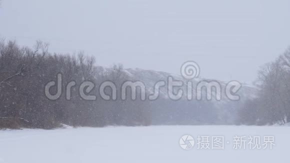 冰冻的河面上的大雪视频