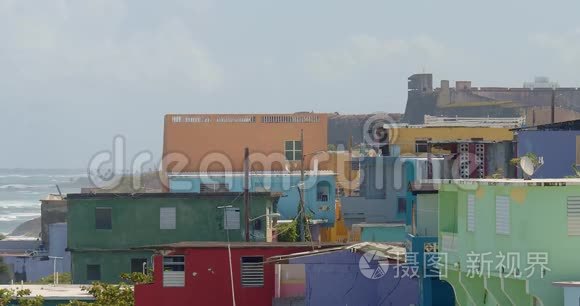 在波多黎各的拉佩拉，近距离拍摄彩色海岸房屋
