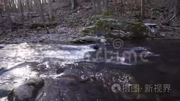 白水沿着岩石河床漂流视频