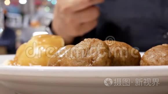 妇女在食品场自助餐厅用餐的动议与模糊动议背景