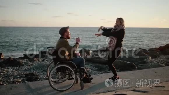 女孩和残疾男友的快乐舞蹈视频