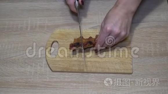 切成薄片的熏猪肉排骨视频