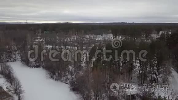 冬季森林滑雪小屋鸟瞰多云天气视频