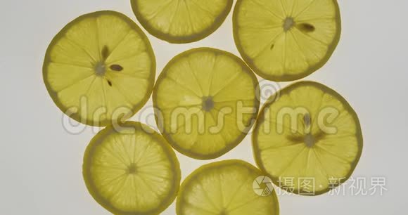 在白色背景下收集新鲜柠檬片。 旋转柑橘果实。 上景。