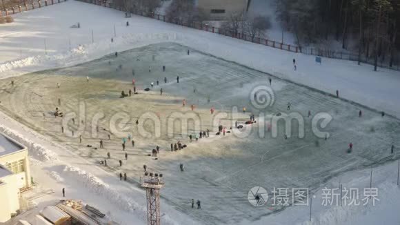 冰雪覆盖的体育场上的比赛时间视频